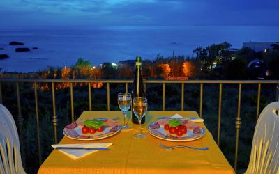 Camera Matrimoniale con Balcone e Vista Mare