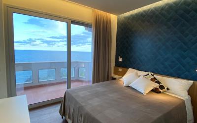 Camera Matrimoniale con Balcone e Vista Mare