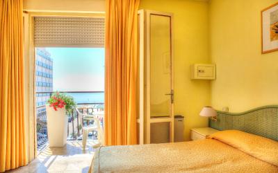 Camera Matrimoniale/Doppia con Letti Singoli con Balcone e Vista Mare