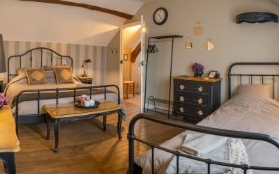 Chambre Triple avec Salle de Bains Privative Su00e9paru00e9e Chambre Triple avec Salle de Bains Privative Su00e9paru00e9e
