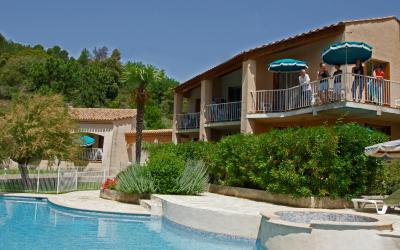 Studio (2 Adultes + 1 Enfant) Studio (2 Adultes + 1 Enfant)
