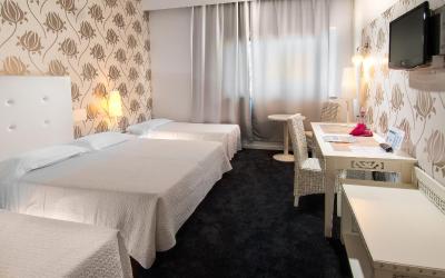 Camera Tripla con Vista Strada