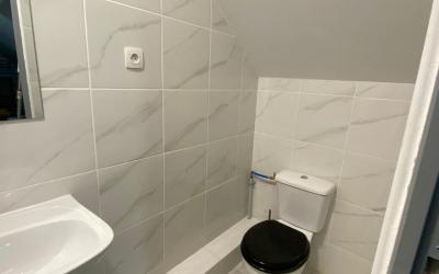 Lit Simple dans Dortoir pour Hommes Lit Simple dans Dortoir pour Hommes