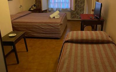 Camera Tripla Economy