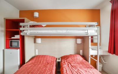 Chambre Triple avec 3u00a0Lits Simples et Salle de Bains et Toilettes Communes