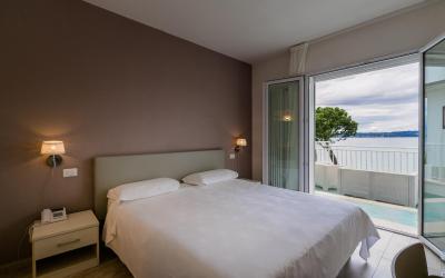 Camera matrimoniale superior con balcone fronte lago