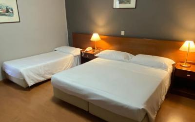 Camera Tripla Economy