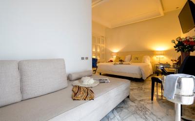 Camera Matrimoniale Deluxe con Terrazza e Piscina