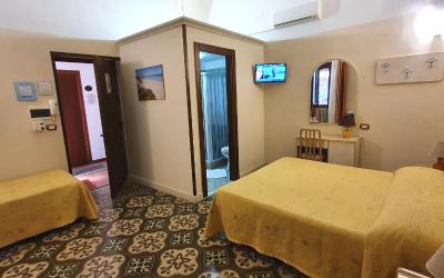 Camera Matrimoniale/Doppia con Letti Singoli con Bagno Privato