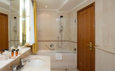 Camera Matrimoniale/Doppia con Letti Singoli con Accesso Piscina