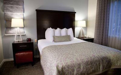 One-Bedroom Queen Suite with Bathtub - Mobility Accessible