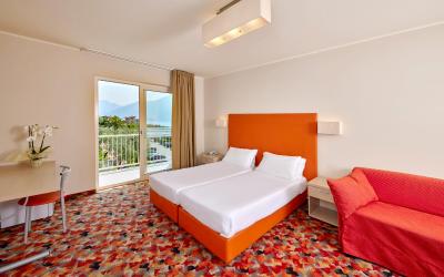 Camera Tripla Superior con Vista Lago