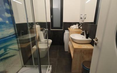 Camera Matrimoniale Standard con Angolo Cottura e Bagno in Comune