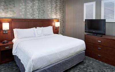Deluxe King Room with Patio/Pool View
