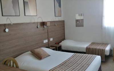 Chambre Triple avec Douche (1 Grand Lit & 1 Lit Simple)