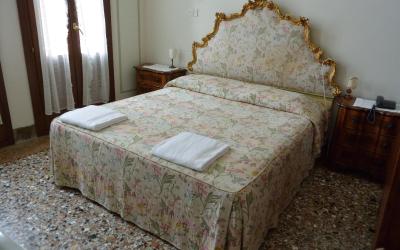 Camera Matrimoniale con Vista Canale e Bagno in Comune