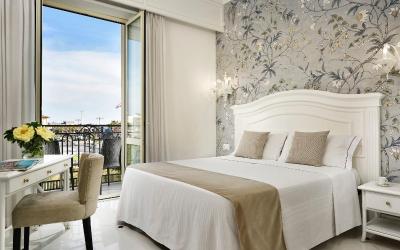 Camera Matrimoniale Prestige con Vista Mare Parziale e Balcone