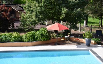 Chambre Lit Queen-Size - Vue sur Piscine Chambre Lit Queen-Size - Vue sur Piscine