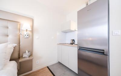 Chambre Familiale avec 1u00a0Lit King-Size et 3u00a0Lits Simplesu00a0-u00a0Non-Fumeurs Chambre Familiale avec 1u00a0Lit King-Size et 3u00a0Lits Simplesu00a0-u00a0Non-Fumeurs
