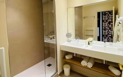 Chambre Double Confort avec Terrasse et Accu00e8s u00e0 la Piscine Chauffu00e9eu00a0-u00a0Vue sur Golfu00a0-u00a0Parking Gratuit Chambre Double Confort avec Terrasse et Accu00e8s u00e0 la Piscine Chauffu00e9eu00a0-u00a0Vue sur Golfu00a0-u00a0Parking Gratuit