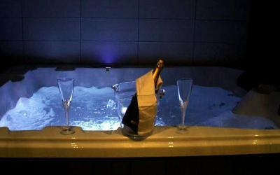 Chambre Lit King-Size avec Baignoire Spa Chambre Lit King-Size avec Baignoire Spa