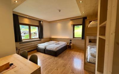 Camera Quadrupla Superior