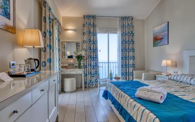 Camera Tripla Superior con Balcone e Vista Mare