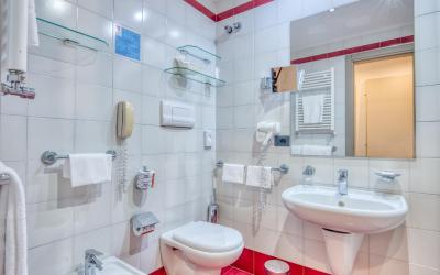 Camera Matrimoniale/Doppia con Letti Singoli con Vista Mare Parziale