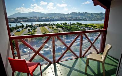 Appartement 2u00a0Chambres (6u00a0Adultes) - Cu00f4tu00e9 Port ou Piscine Appartement 2u00a0Chambres (6u00a0Adultes) - Cu00f4tu00e9 Port ou Piscine