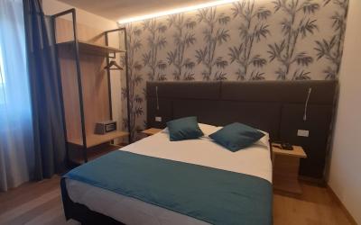 Camera Tripla Superior con Vista Lago