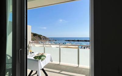 Camera Tripla con Vista Mare e Accesso Spiaggia