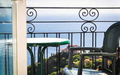 Camera Matrimoniale/Doppia con Letti Singoli con Balcone e Vista Mare