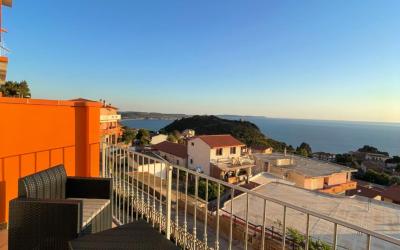Camera Matrimoniale con Balcone e Vista Mare