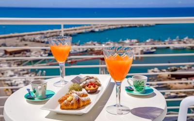 Camera Matrimoniale con Balcone e Vista Mare