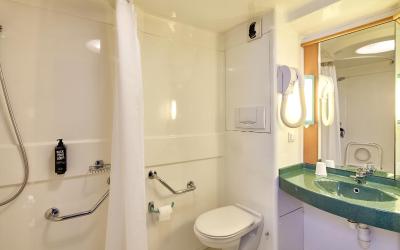 Chambre Double - Accessible aux Personnes u00e0 Mobilitu00e9 Ru00e9duite  Chambre Double - Accessible aux Personnes u00e0 Mobilitu00e9 Ru00e9duite