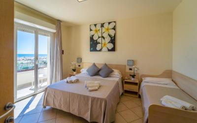 Camera Tripla con Vista Mare 