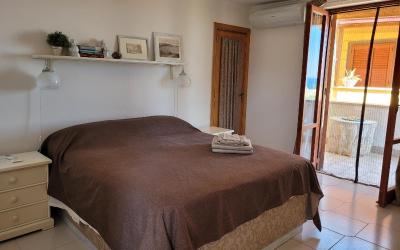 Camera Matrimoniale con Balcone e Vista Mare