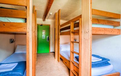 Lit dans Dortoir pour Femmes de 6 Lits Lit dans Dortoir pour Femmes de 6 Lits