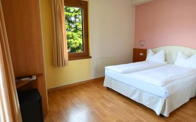 Camera Matrimoniale con Balcone e Vista Lago