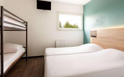 Chambre avec 4u00a0Lits Simples et Salle de Bains Chambre avec 4u00a0Lits Simples et Salle de Bains