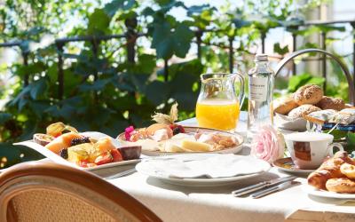 Camera Matrimoniale con Vista Giardino