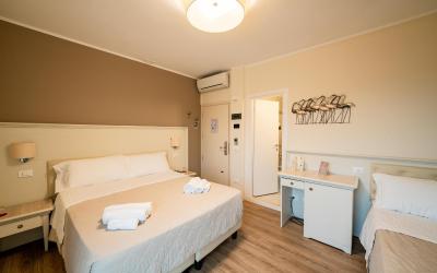 Camera Tripla Classic