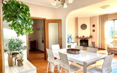 Appartamento con 3 Camere da Letto Appartamento con 3 Camere da Letto