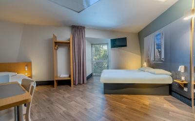 Chambre Double - Accessible aux Personnes u00e0 Mobilitu00e9 Ru00e9duite  Chambre Double - Accessible aux Personnes u00e0 Mobilitu00e9 Ru00e9duite