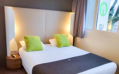 Chambre Nouvelle Gu00e9nu00e9ration avec 1u00a0Lit Double et 2u00a0Lits Simples Chambre Nouvelle Gu00e9nu00e9ration avec 1u00a0Lit Double et 2u00a0Lits Simples