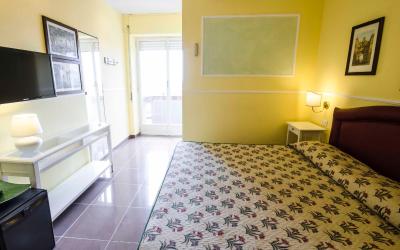 Camera Matrimoniale con Balcone e Vista Mare