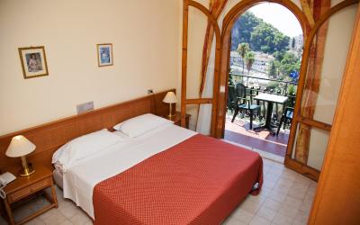 Camera Matrimoniale/Doppia con Letti Singoli con Vista Mare Laterale