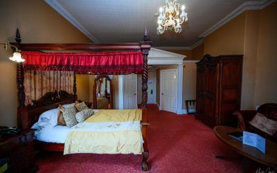 Bridal Suite with Four Poster Bed 