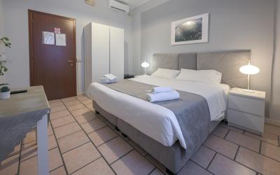 Camera Matrimoniale con Bagno in Comune 