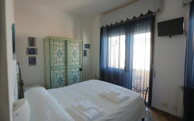 Camera Matrimoniale con Balcone e Vista Mare